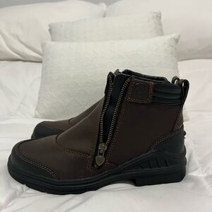 ARIAT BARNYARD SIDE ZIP BOOT